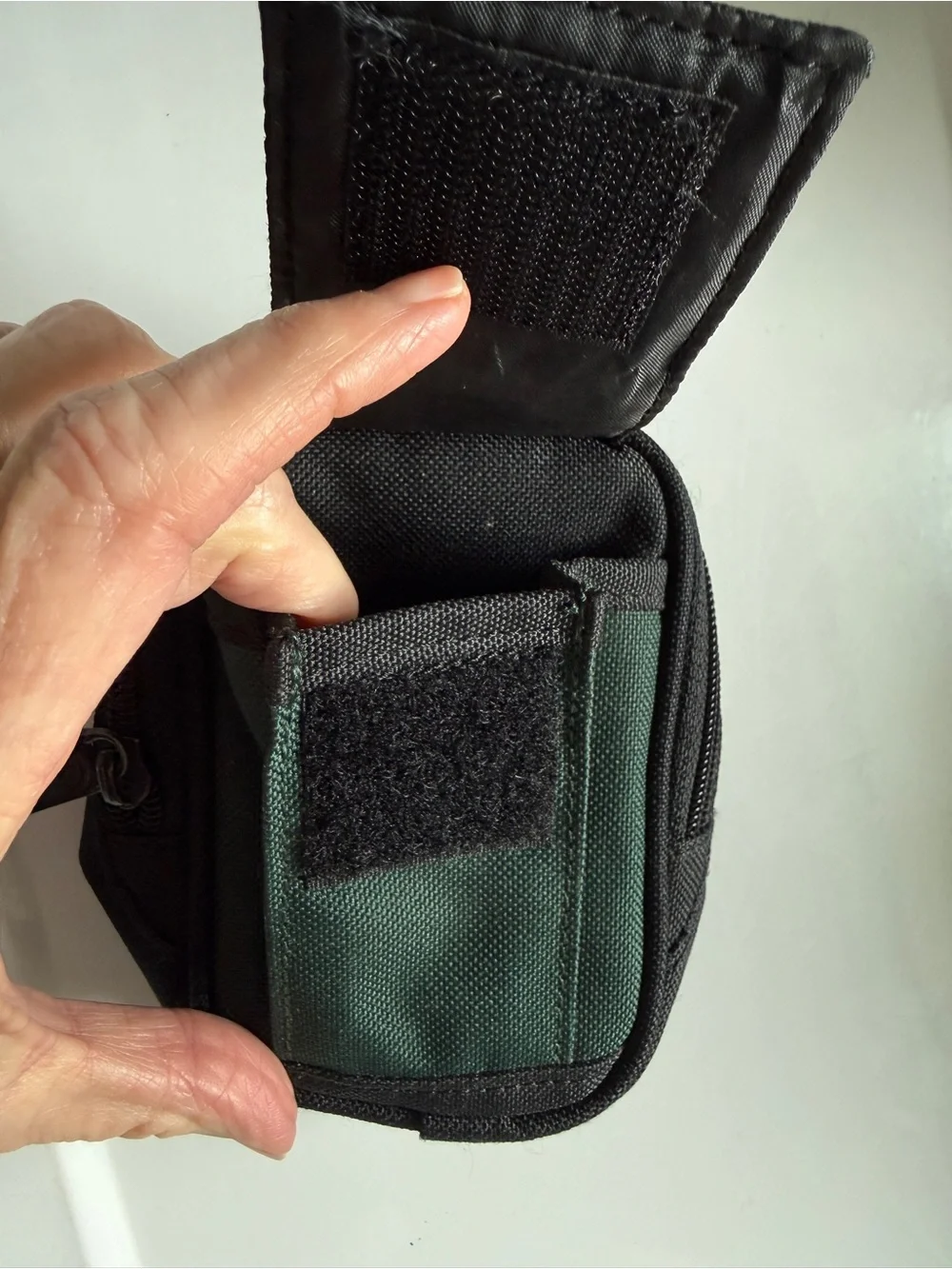 LOWEPRO Z10 Compact Camera Pouch Black and Deep Green